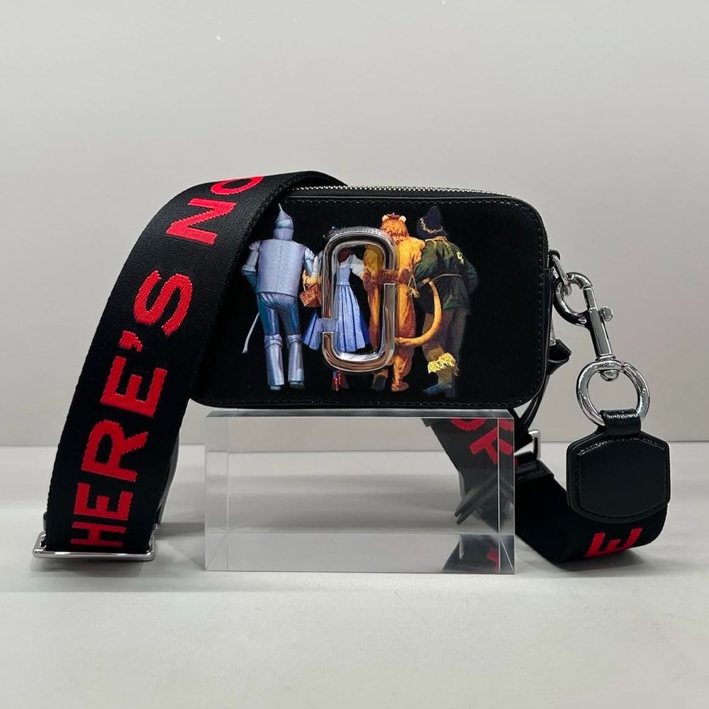 MARC JACOBS WIZARD OF OZ
"FRIENDS" SNAPSHOT